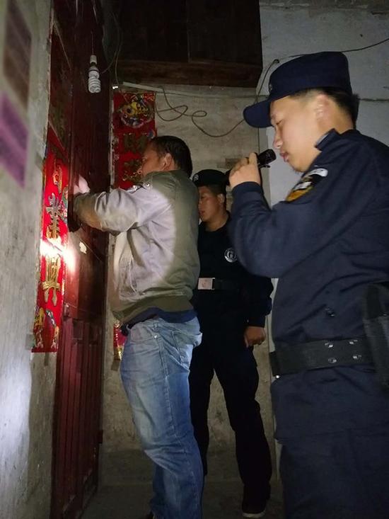 赫章县粗心妈妈误将幼女锁家中 民警全城寻开锁师傅开门